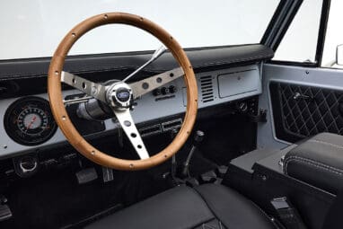 Ford Bronco 1975 Yulong White 302 Series Custom Black Interior