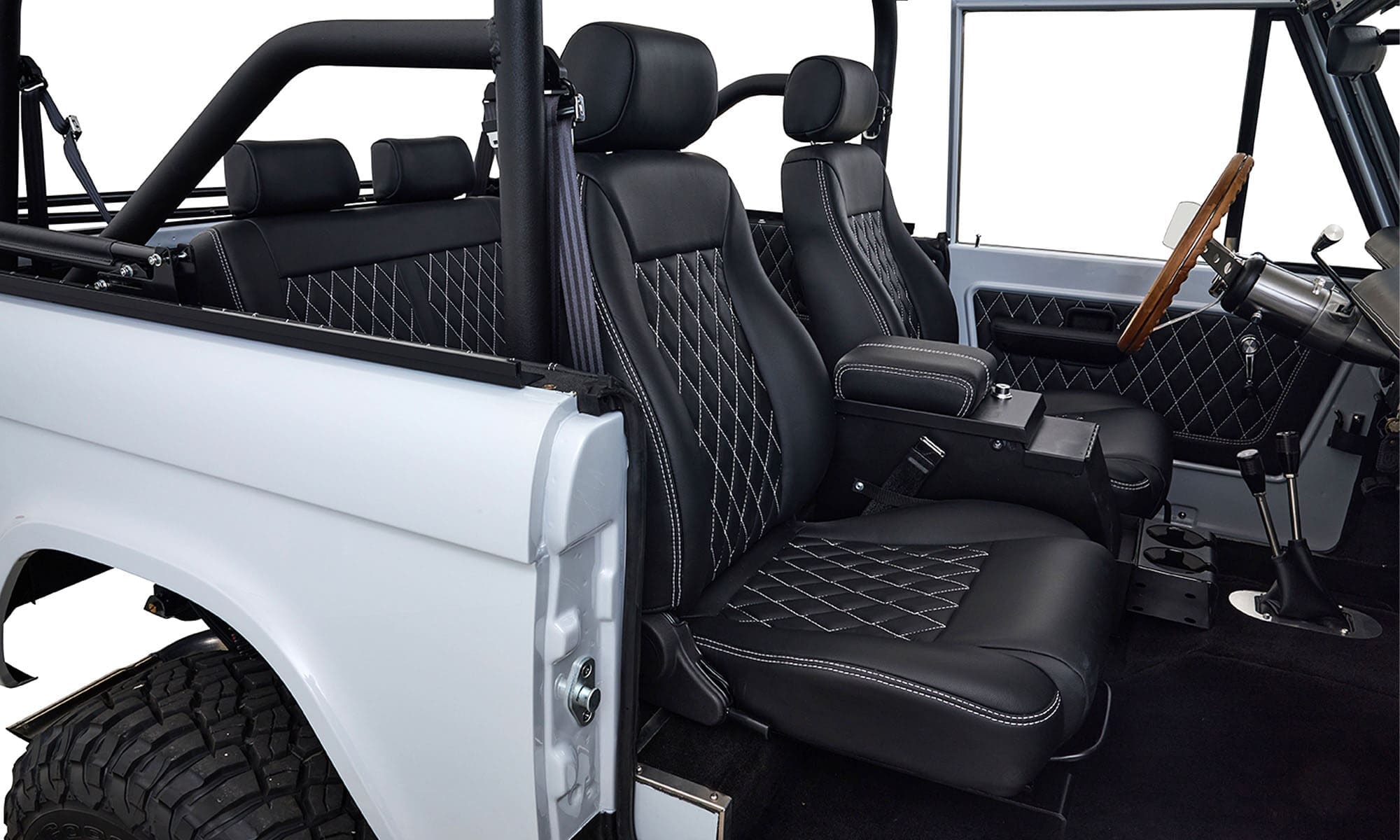 Ford Bronco 1975 Yulong White 302 Series Custom Black Interior