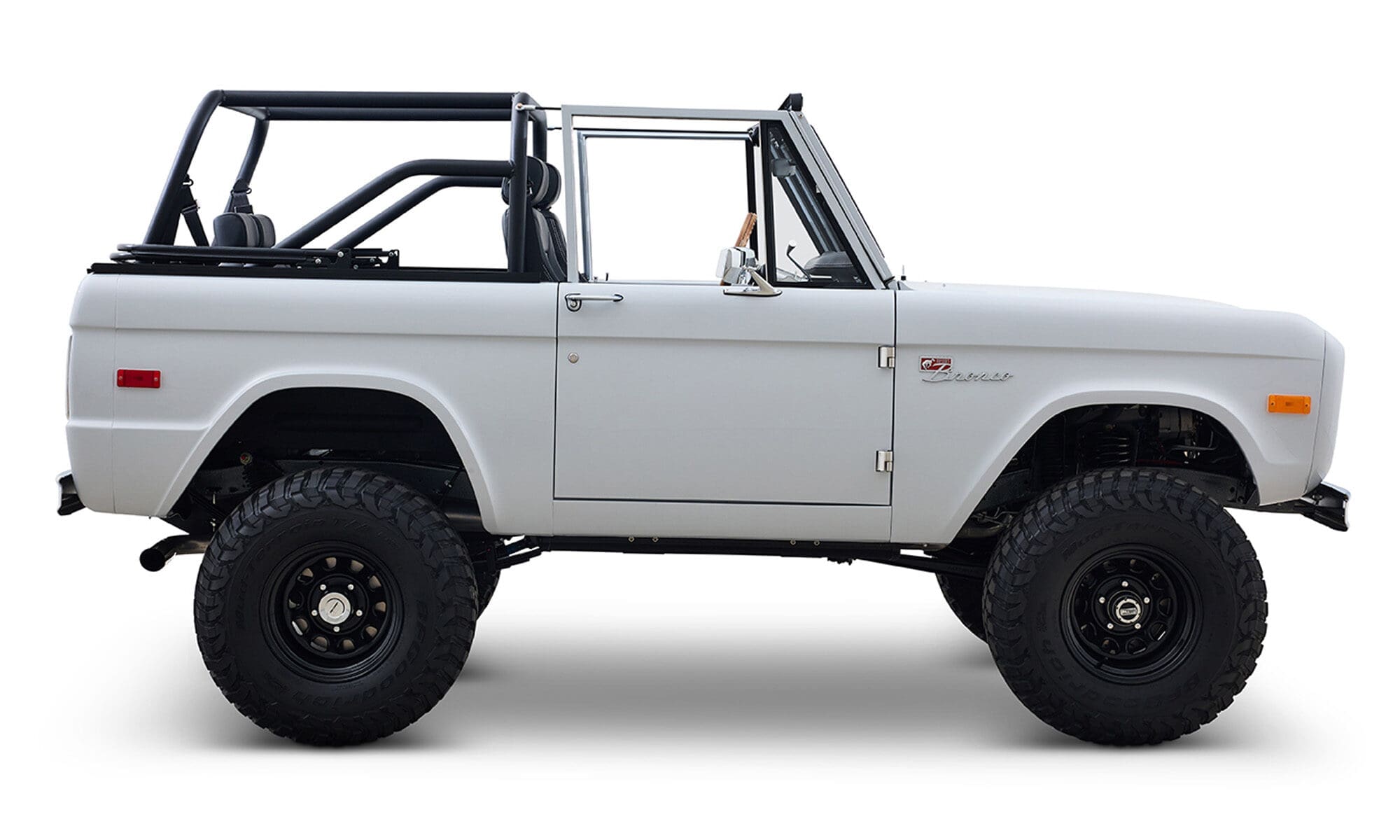Ford Bronco 1975 Yulong White 302 Series Custom Black Interior